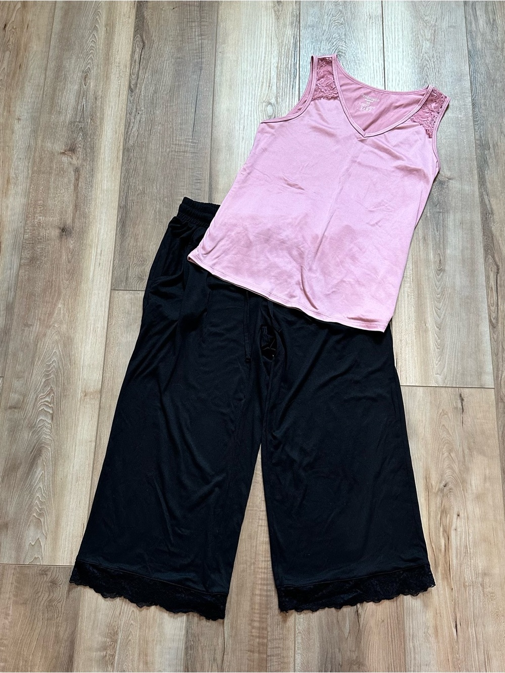 Ambrielle pink tank top lace trim V-neck with black capri PJ Set XS